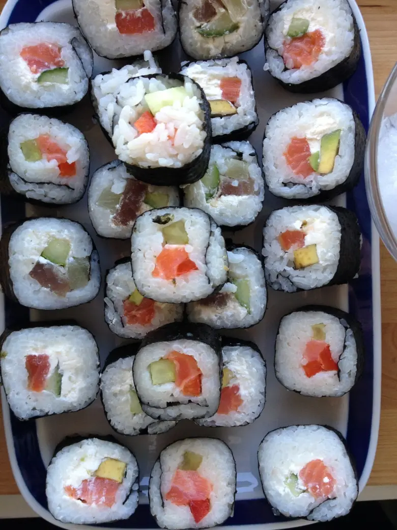 Instagram: Универмаг «Златогорский» предлагает своим посетителям вкуснейшие суши на вынос по доступной цене!