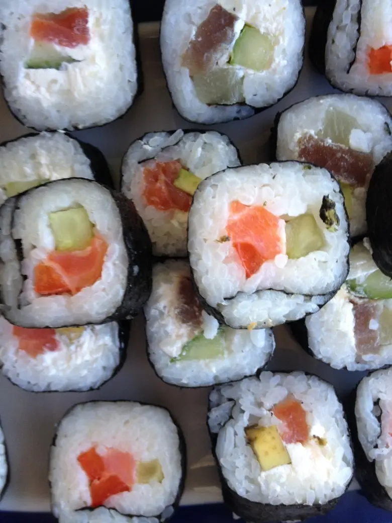Instagram: Универмаг «Златогорский» предлагает своим посетителям вкуснейшие суши на вынос по доступной цене!