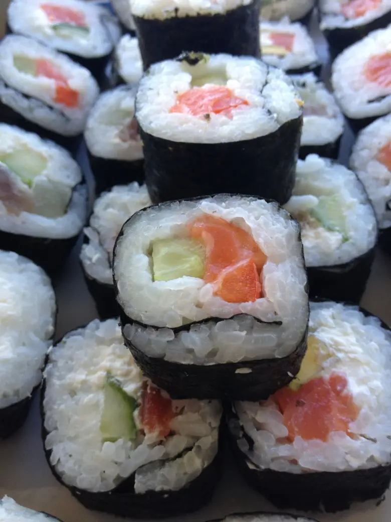 Instagram: Универмаг «Златогорский» предлагает своим посетителям вкуснейшие суши на вынос по доступной цене!