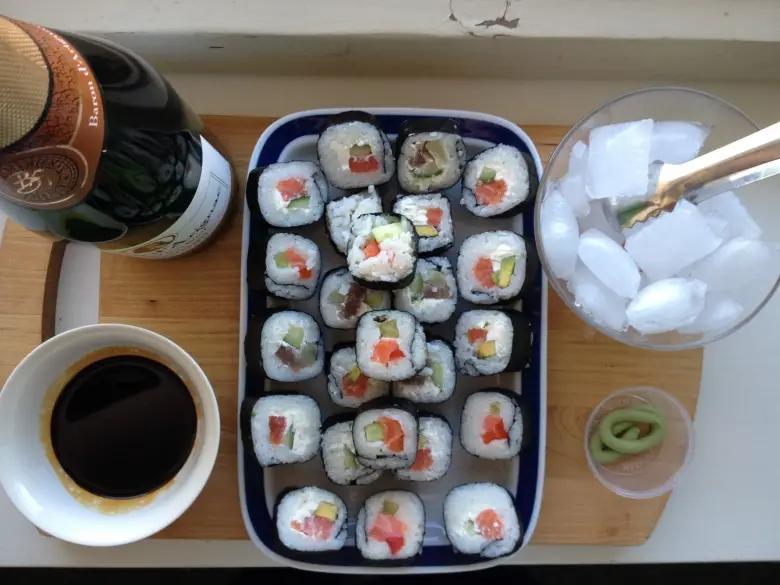 Instagram: Универмаг «Златогорский» предлагает своим посетителям вкуснейшие суши на вынос по доступной цене!