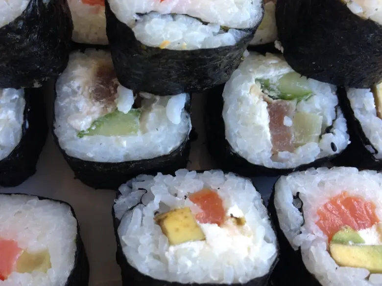 Instagram: Универмаг «Златогорский» предлагает своим посетителям вкуснейшие суши на вынос по доступной цене!