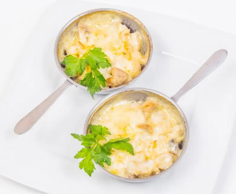 Рецепты: Самая простая и вкусная закуска: грибной жульен с курицей