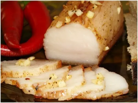 Мясо: Ароматное, нежнейшее, просто тающее во рту сало с чесночком
