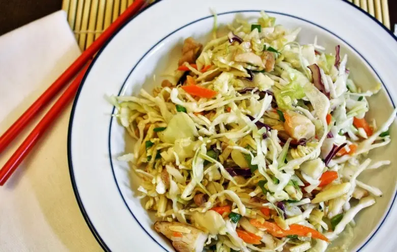 Рецепты: Салат с пекинской капустой, курицей кальмарами под сливочным йогуртом