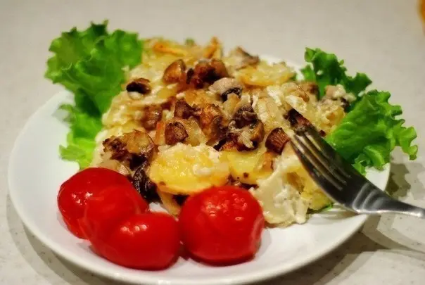 Овощи и гарниры: Картофель с шампиньонами в сметане