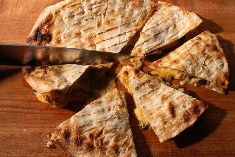 Рецепты: Мексиканская кесадилья с курицей и сыром, как в «Tapas Bar» за 30 минут
