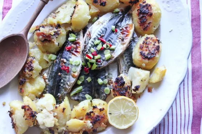 Рецепты: Запеченная скумбрия в остром маринаде с картофелем