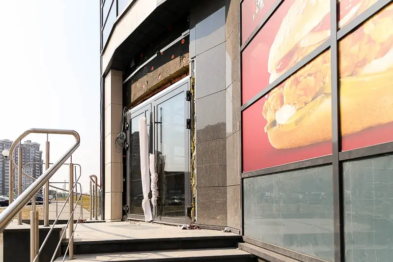 Минск: Откроется ли в срок? Что творится внутри нового куриного ресторана «KFC»