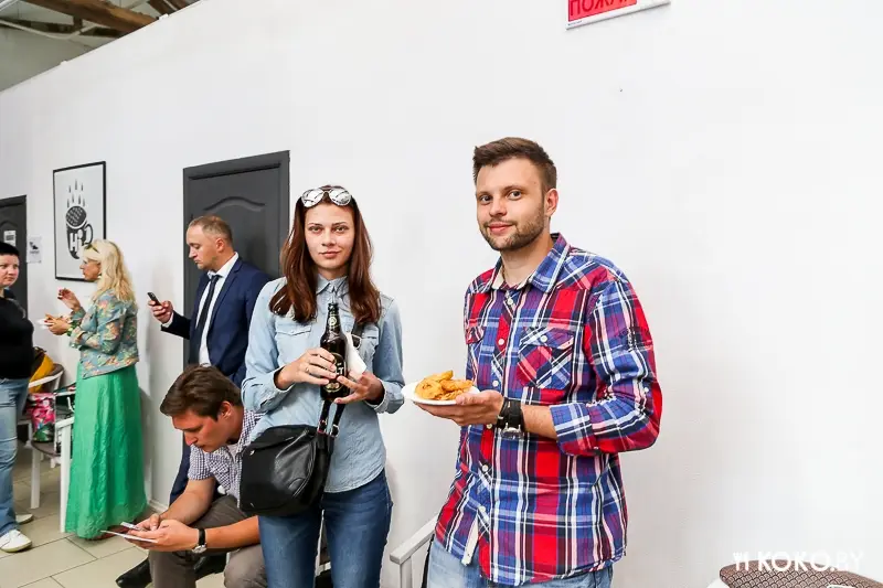 Фотоотчеты: Пиво, сушеная рыба и фисташки. Как прошла презентация нового сорта пива – темный «Kult»