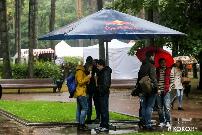 Минск: Фестиваль уличной еды Vulitsa.Ezha в парке Челюскинцев: дождь, типичная еда и позитивные минчане
