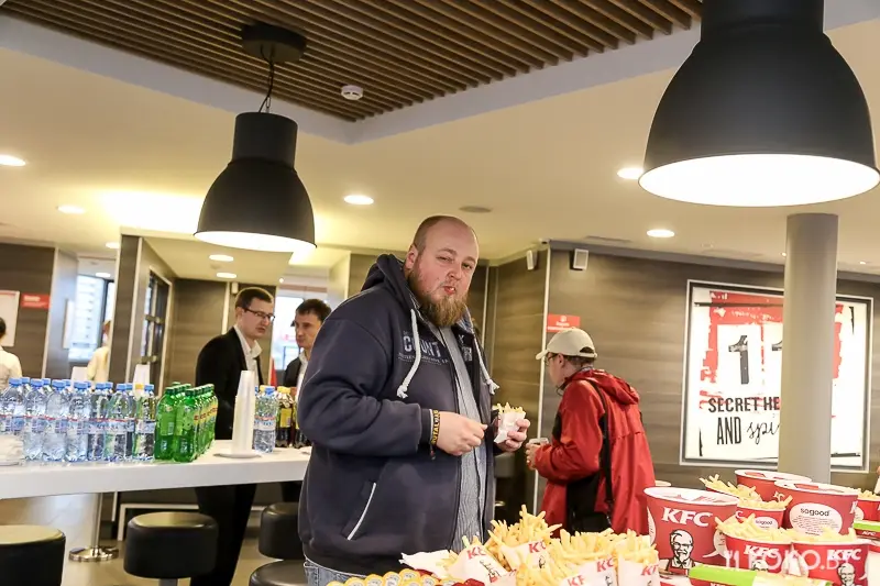 Фотоотчеты: Феерическое открытие «KFC» с блэкджеком и бесплатными напитками. И 4 каверзных вопроса