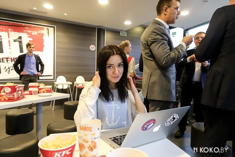 Фотоотчеты: Феерическое открытие «KFC» с блэкджеком и бесплатными напитками. И 4 каверзных вопроса