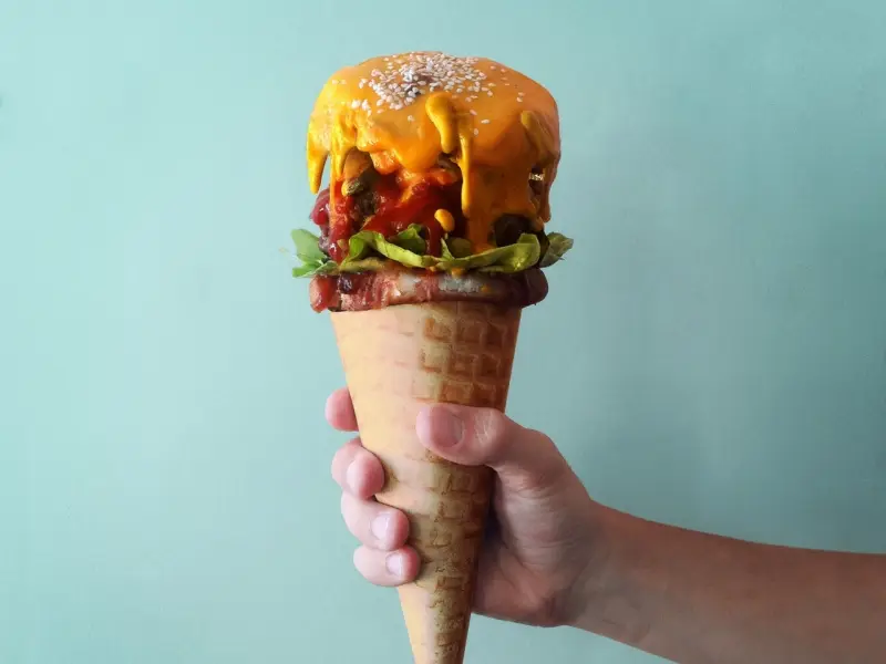 Первый в Минске «Burger Master» ещё не открылся, а уже заманивает безлимитными напитками