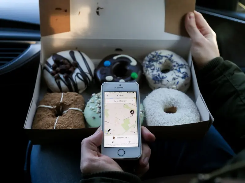 ФудХак: Как начать ездить за пончиками на такси Uber Black абсолютно бесплатно