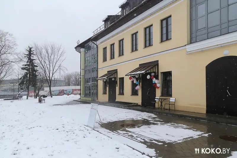 Заведения: «Famous bar» — первый ночной винный бар в новом здании на Зыбицкой