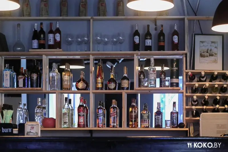 Заведения: «Famous bar» — первый ночной винный бар в новом здании на Зыбицкой