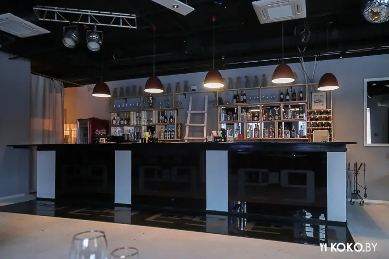 Заведения: «Famous bar» — первый ночной винный бар в новом здании на Зыбицкой