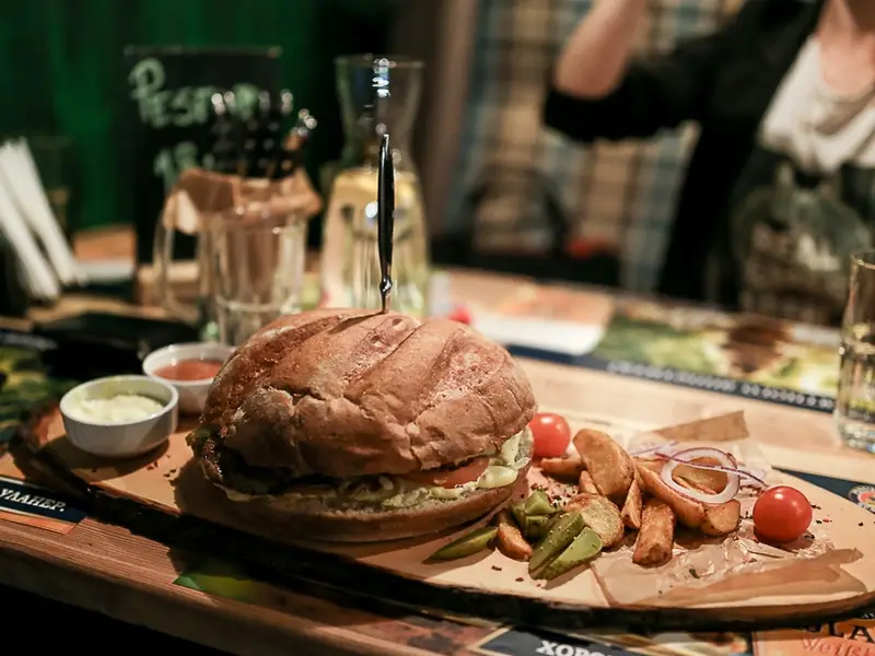 Заведения: В пабе «The Pub» приготовили самый большой бургер в Минске