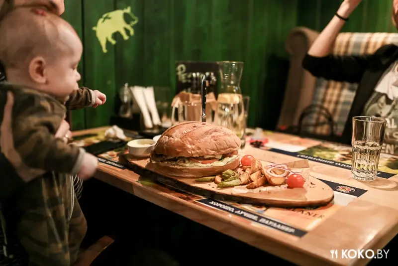 Заведения: В пабе «The Pub» приготовили самый большой бургер в Минске