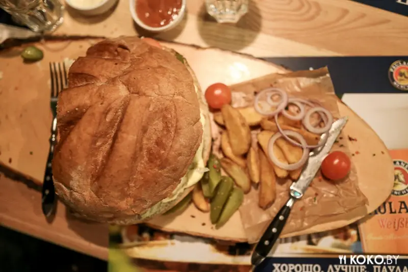 Заведения: В пабе «The Pub» приготовили самый большой бургер в Минске