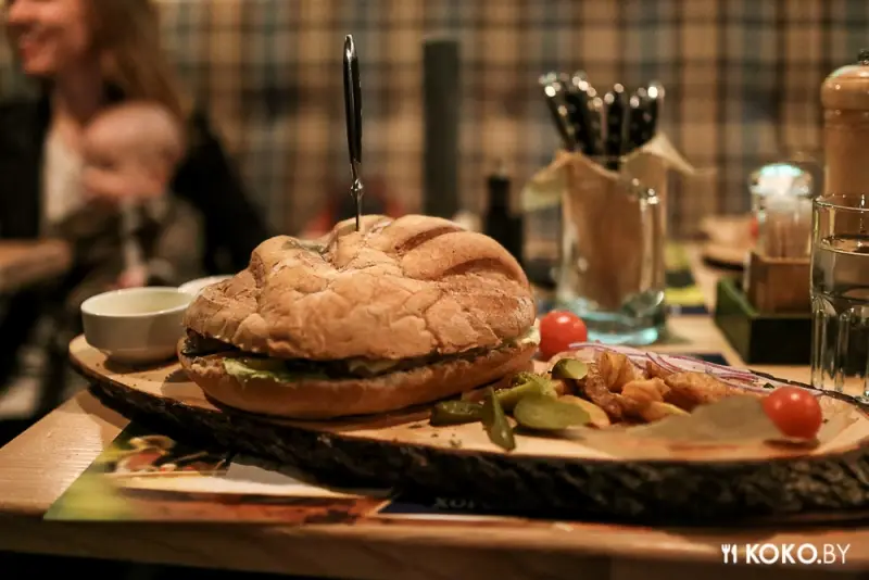 Заведения: В пабе «The Pub» приготовили самый большой бургер в Минске