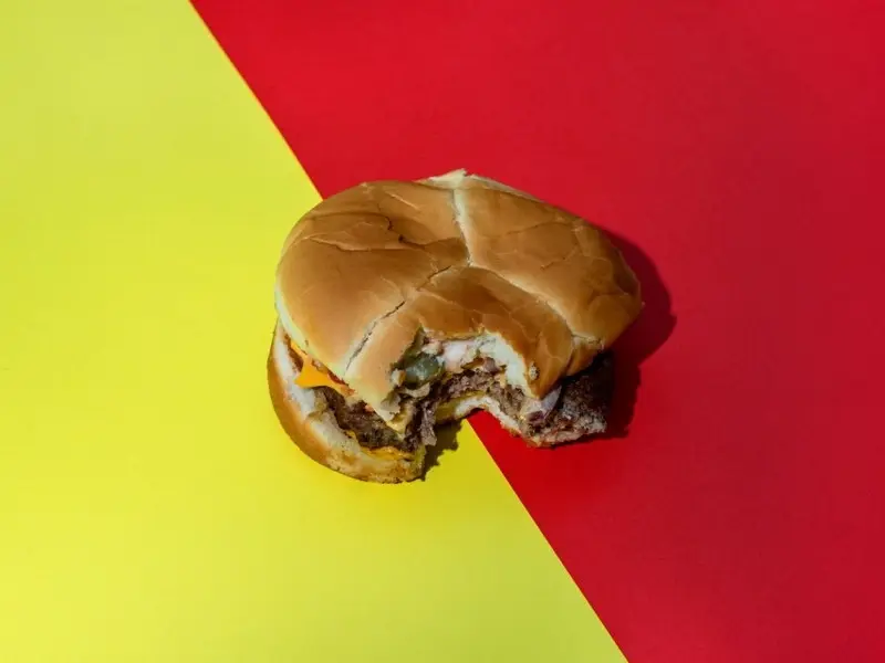 Минск: Фастфуд колонизация: «Burger King» на вокзале и «Texas Chicken» на рынке