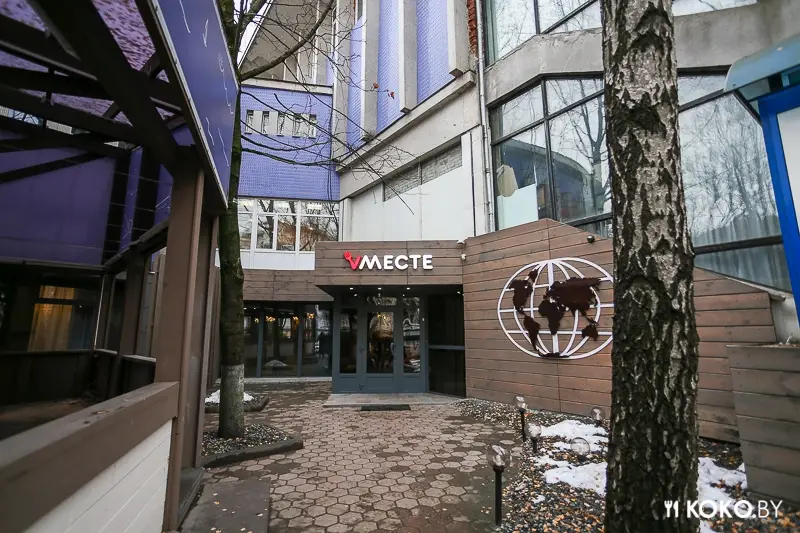 Заведения: Уже работают: гастробар «Vместе» и паназиатский ресторан «Том Ям»