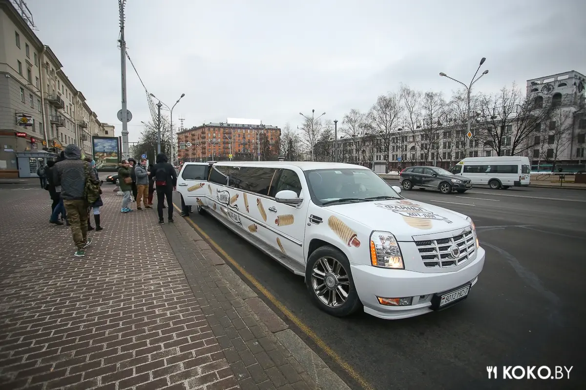 Минск: На заправках А-100 появился хот-дог с авторским соусом от Александра Чикилевского