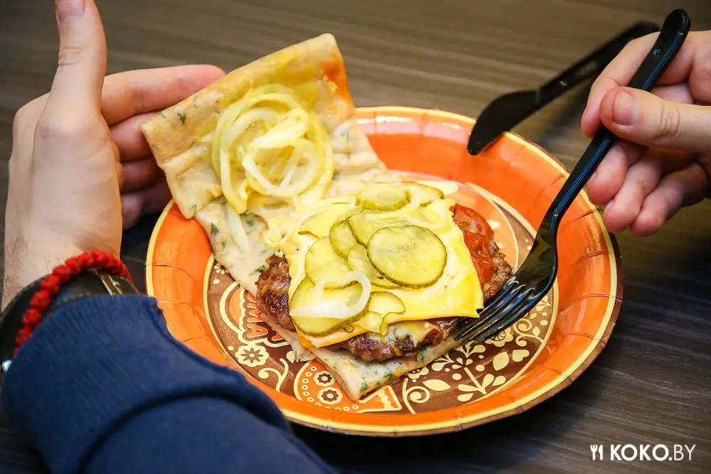Минск: Новинка биф-блин на вид как мамин блин, а по вкусу как чизбургер