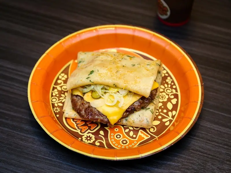 Минск: Новинка биф-блин на вид как мамин блин, а по вкусу как чизбургер