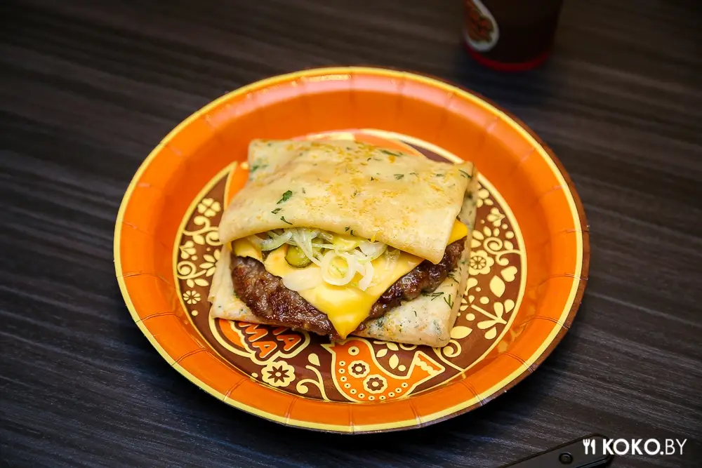 Минск: Новинка биф-блин на вид как мамин блин, а по вкусу как чизбургер