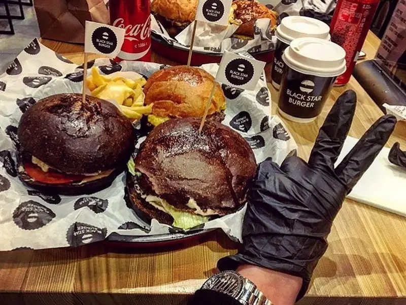 Видео: Киркоров и Лепс снялись в рекламе бургерной Black Star Burger