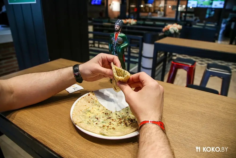 Заведения: Ешь как горец: брутальный блин с мясом на забытом Богами фуд-корте Food Republic