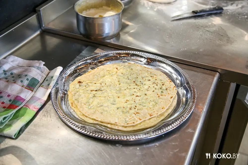 Заведения: Ешь как горец: брутальный блин с мясом на забытом Богами фуд-корте Food Republic