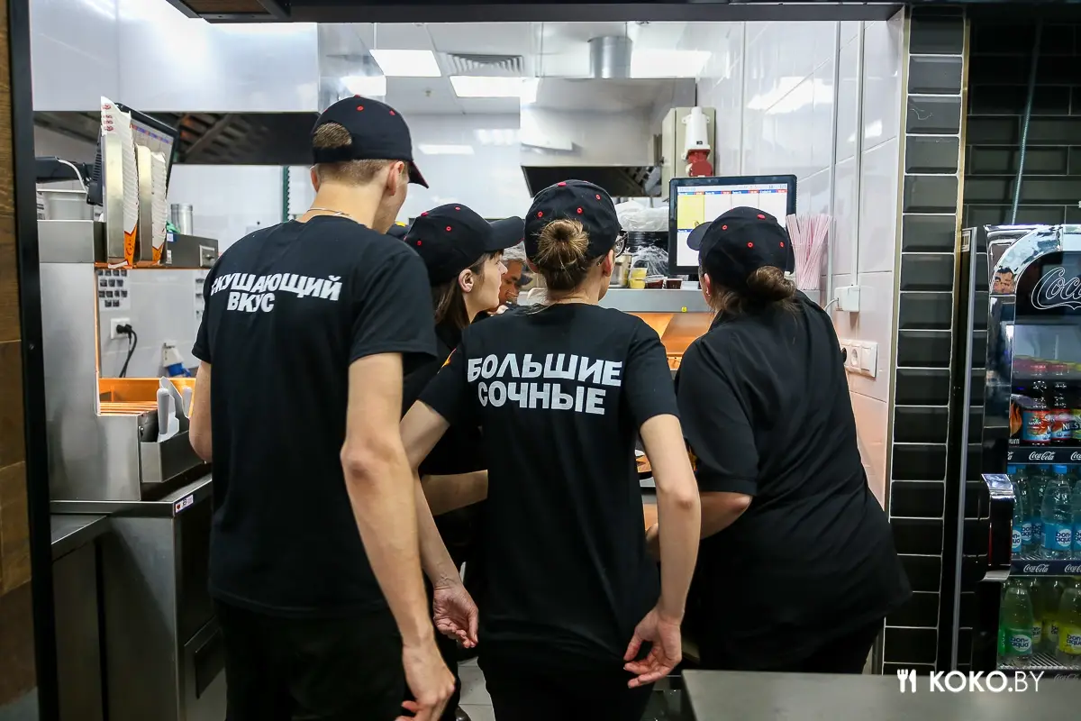Минск: Сегодня можно затестить самые большие бургеры от «Carls Junior» и фирменные сэндвичи без булок