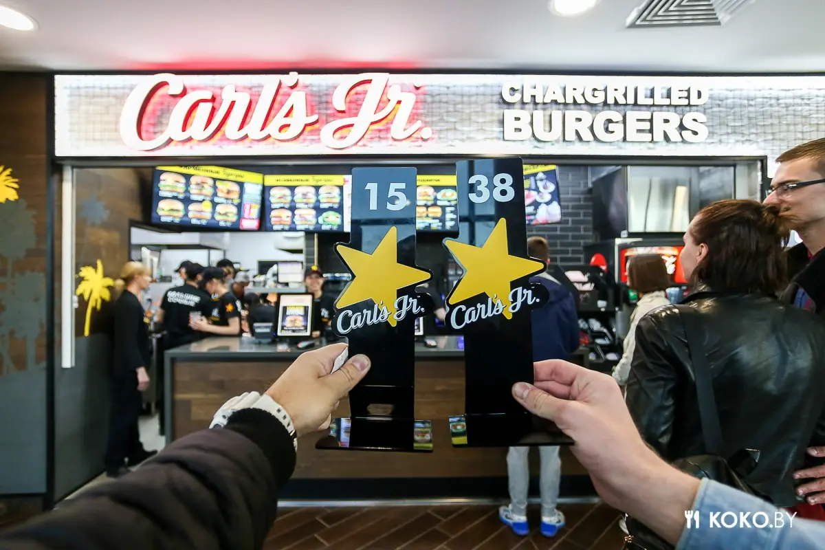 Минск: Сегодня можно затестить самые большие бургеры от «Carls Junior» и фирменные сэндвичи без булок