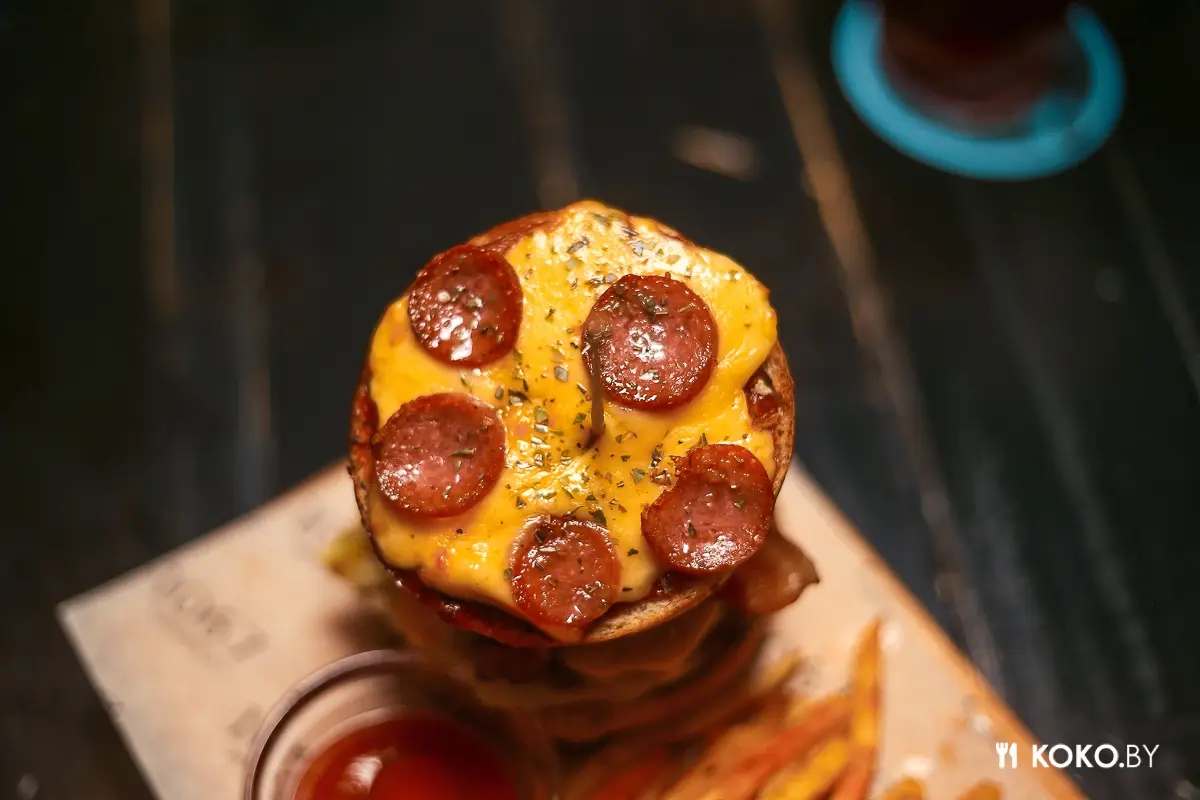Фудхантинг: Нашли, где в Минске можно затестить мощный пицца-бургер с гарниром за 11,50 рублей