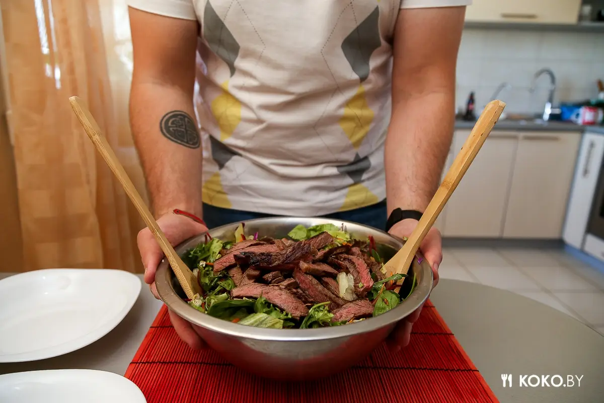 Фудхантинг: Готовим чисто мужской стейк-салат из постного мяса молодых бычков
