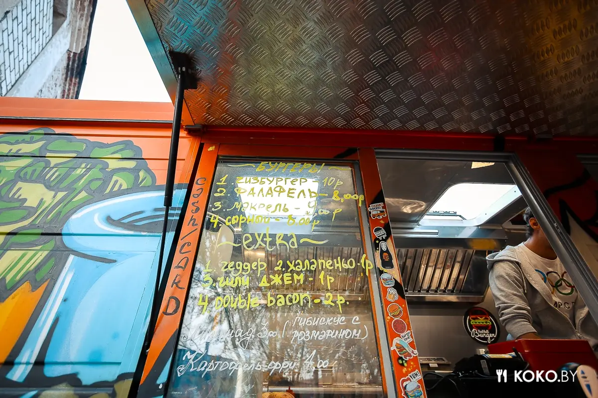 Заведения: Фуд-траки «BurgerLab» и «El Chapo Taco» теперь жарят на Октябрьской