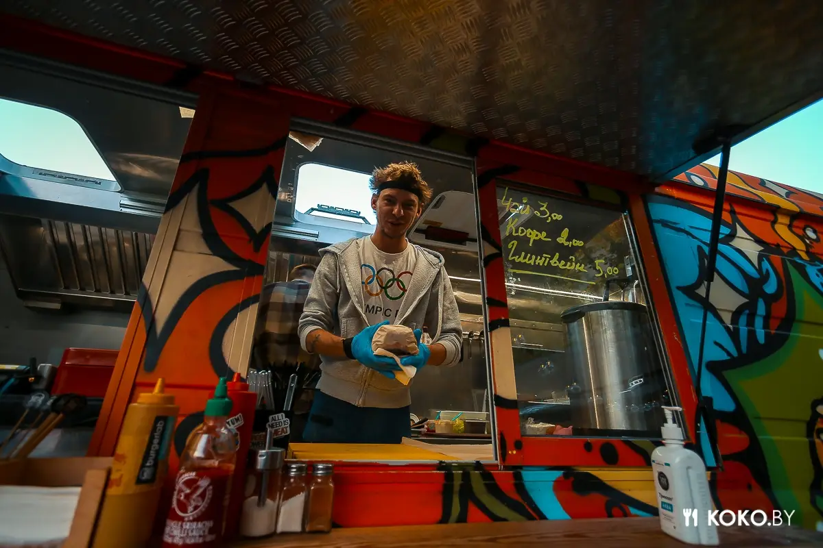 Заведения: Фуд-траки «BurgerLab» и «El Chapo Taco» теперь жарят на Октябрьской