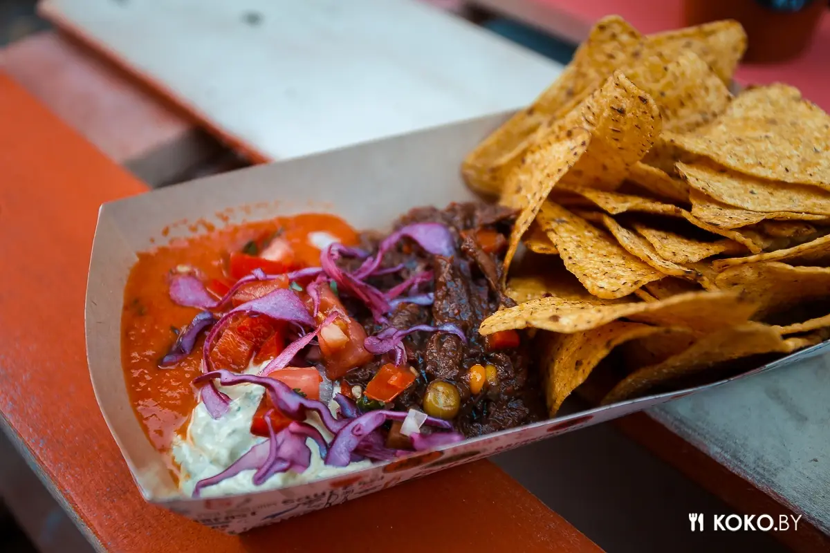 Заведения: Фуд-траки «BurgerLab» и «El Chapo Taco» теперь жарят на Октябрьской