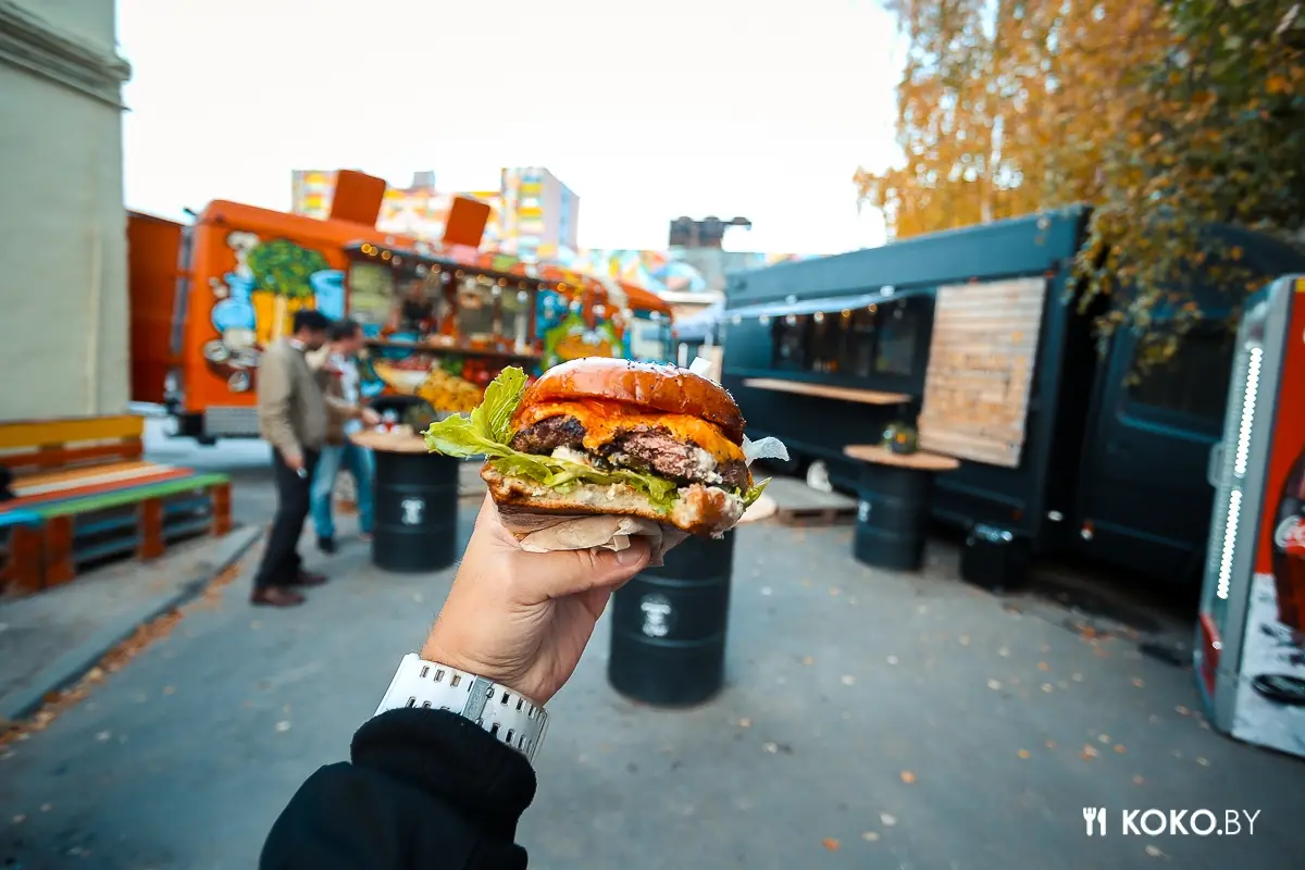 Заведения: Фуд-траки «BurgerLab» и «El Chapo Taco» теперь жарят на Октябрьской