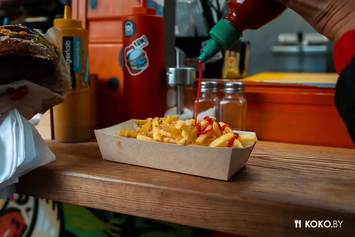 Заведения: Фуд-траки «BurgerLab» и «El Chapo Taco» теперь жарят на Октябрьской
