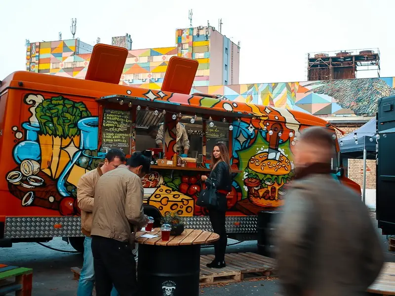 Заведения: Фуд-траки «BurgerLab» и «El Chapo Taco» теперь жарят на Октябрьской