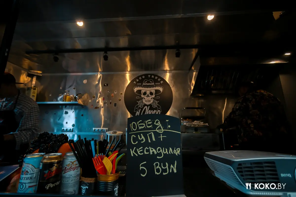 Заведения: Фуд-траки «BurgerLab» и «El Chapo Taco» теперь жарят на Октябрьской