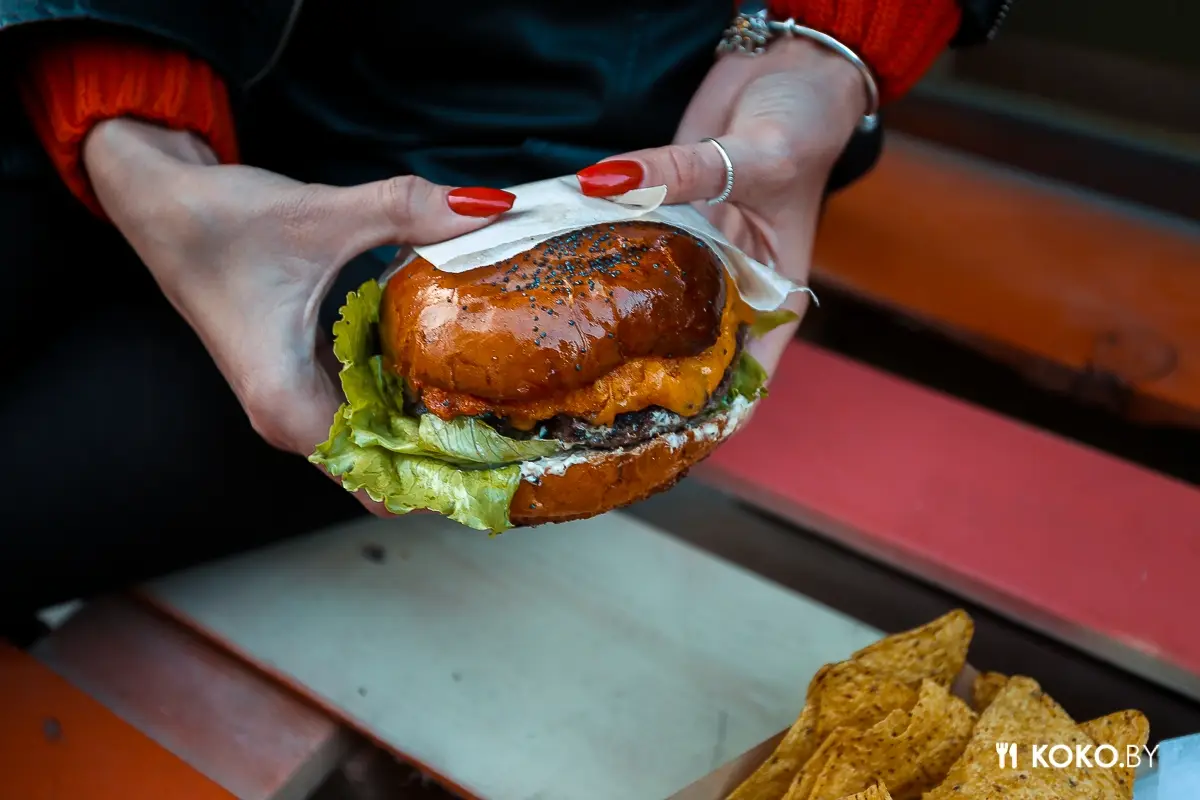 Заведения: Фуд-траки «BurgerLab» и «El Chapo Taco» теперь жарят на Октябрьской