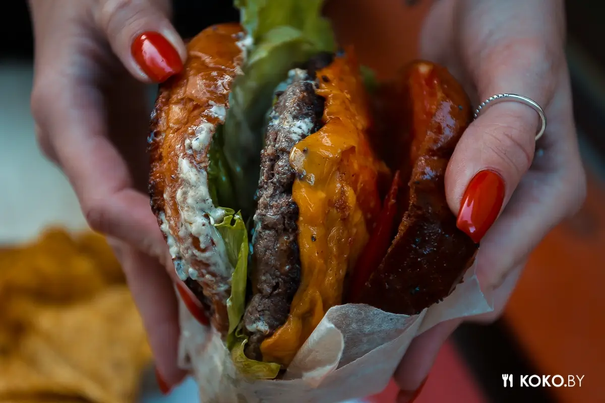 Заведения: Фуд-траки «BurgerLab» и «El Chapo Taco» теперь жарят на Октябрьской
